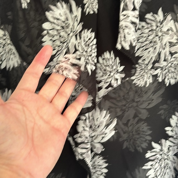 Ann Taylor Factory sheer top; black and white floral design; Large - Picture 2 of 8